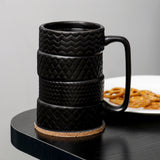 كوب سيراميك بسعة ٤٧٥ مل بتصميم مستوحى من الإطارات مع كوستر.