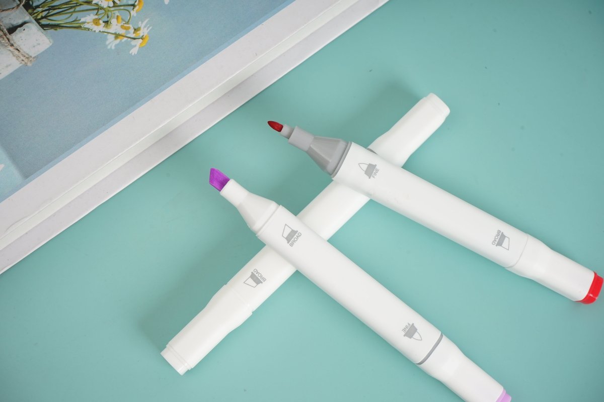 Double-ended watercolor pens, three white markers with colored tips