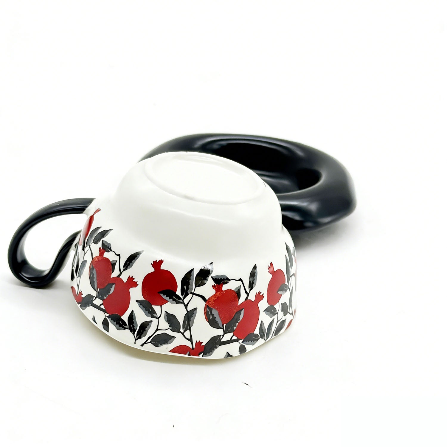 Ceramic cup with decorative plate 3