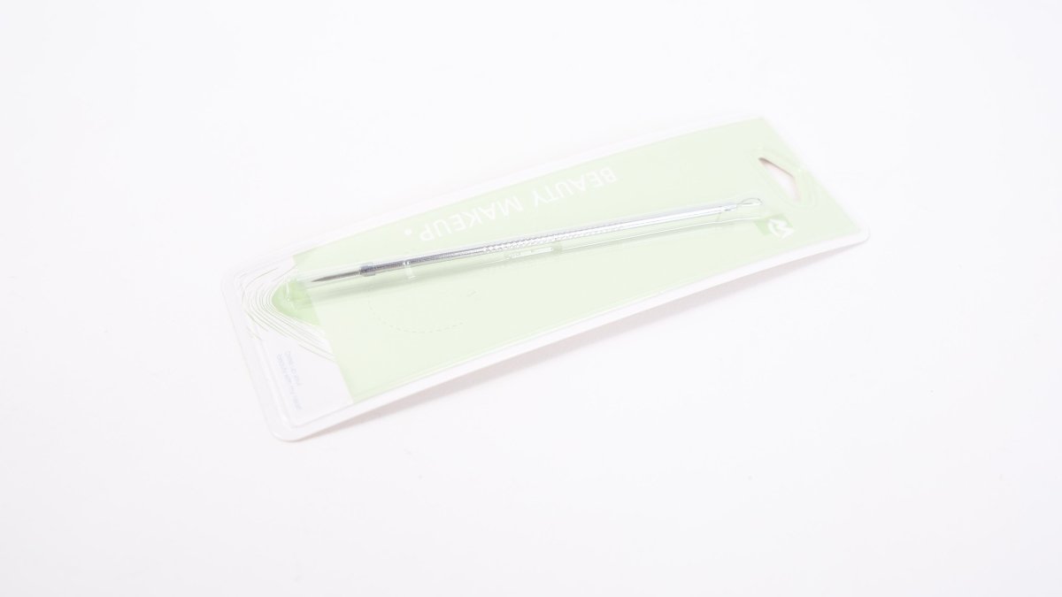 Blackhead removal tool with angled metal hook and loop tips