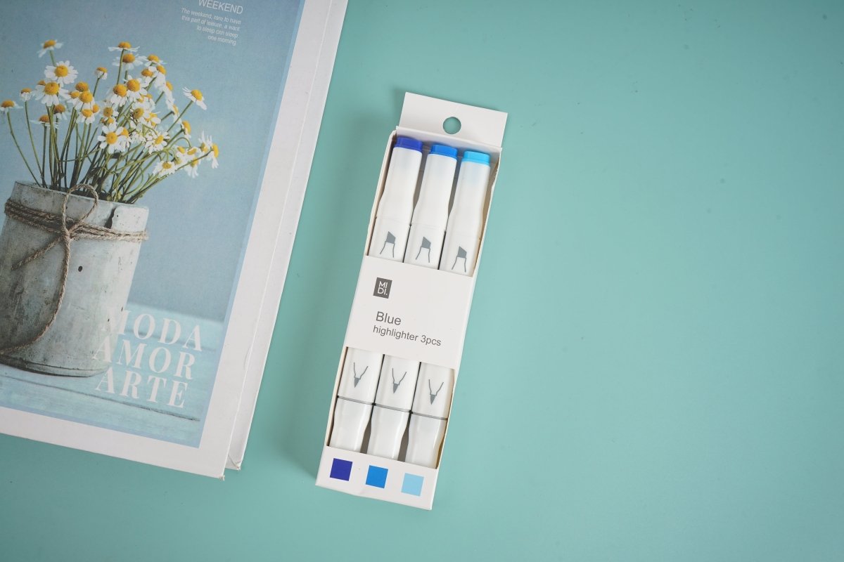 Blue highlighter set of 3 in retail box, showing three white pens with blue ends