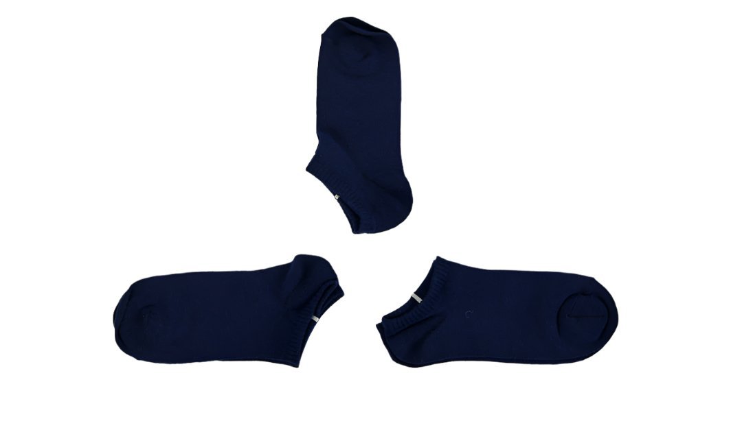Men's ankle socks, navy blue, three socks laid flat with smooth toe